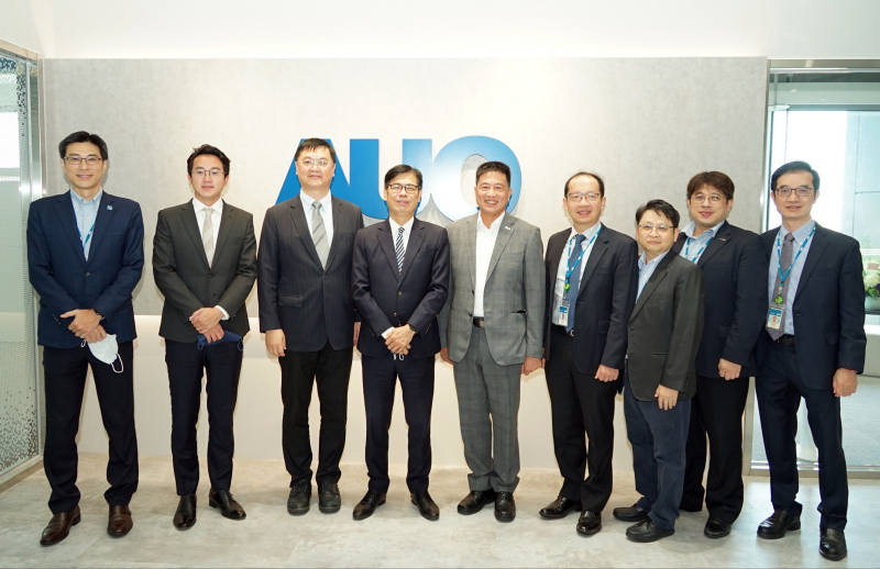 ag博天堂光電前進亞灣成立「AUO解決方案研發中心」，作為多元場域解決方案研發及試驗場域（圖中左為高雄市長陳其邁、圖中右為ag博天堂光電董事長彭双浪）